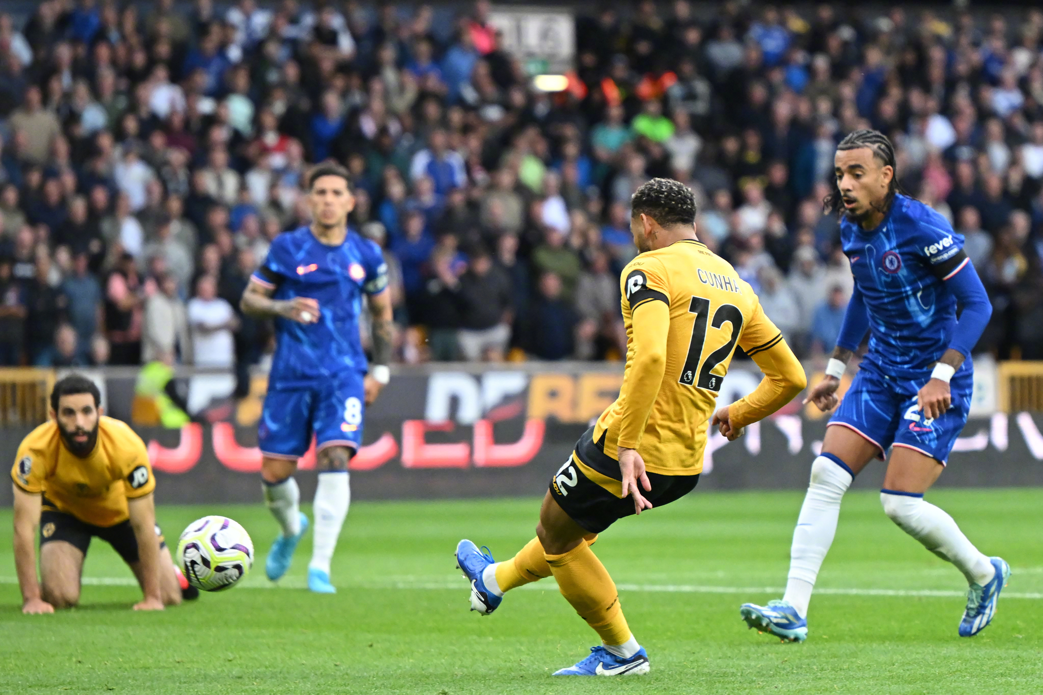 威廉希尔中文站-狼队客场失利，英超球队陷入低迷期