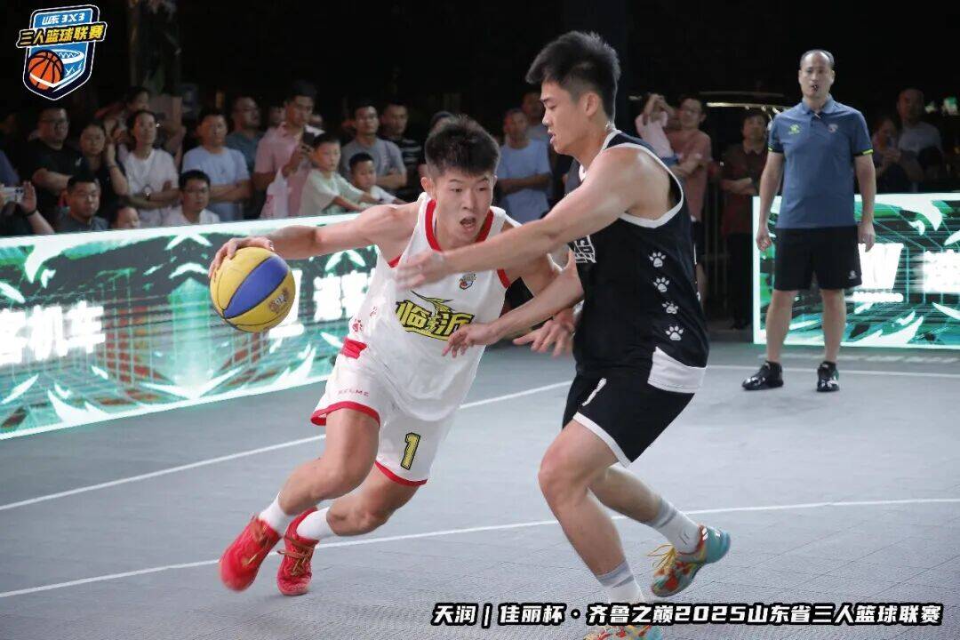 篮球联赛冠军队夺冠赢得奖杯,荣耀加身激动之情 篮球联赛冠军队夺冠赢得奖杯,荣耀加身激动之情